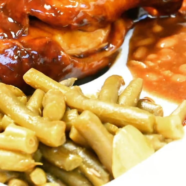 A&R BBQ's plate of barbecue chicken, baked beans, and green beans.